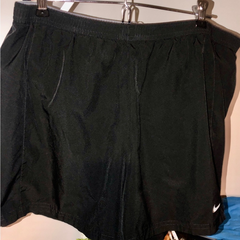 Nike Women’s Black Fit Dry Athletic Shorts Large 5”